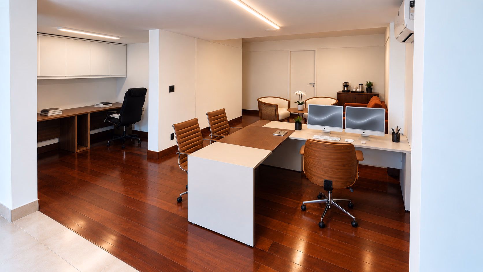 Gabinete master de sócio titular com vista para área verde